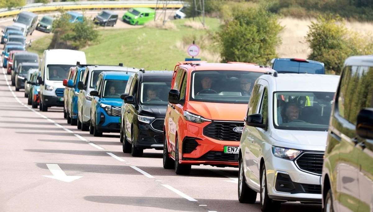 Ford Transit reúne 201 unidades e estabelece recorde mundial de maior desfile de vans - Imagem do artigo