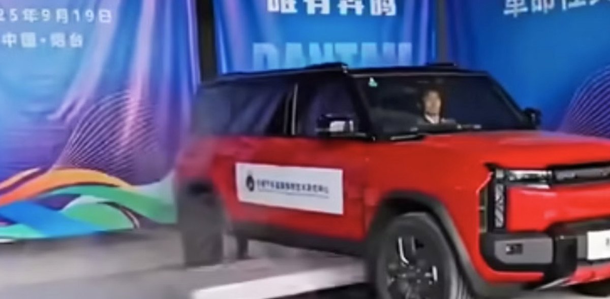 Sistema chinês lança bateria em chamas para longe do carro elétrico em menos de um segundo - Imagem do artigo