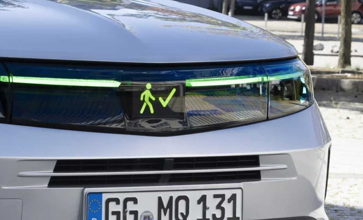 Opel apresenta Grandland com luzes em ciano e magenta para “conversar” com pedestres - Imagem do artigo