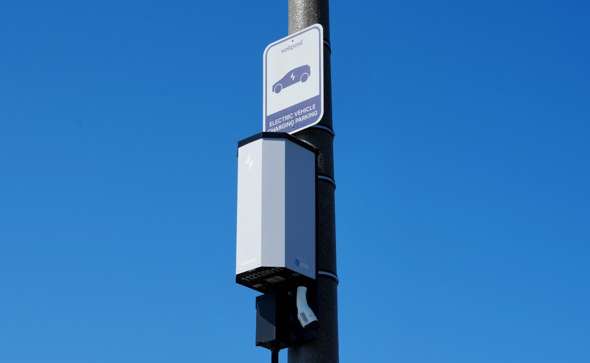 Carregadores de carros elétricos sobem para postes de 3 metros em Nova York - Imagem do artigo