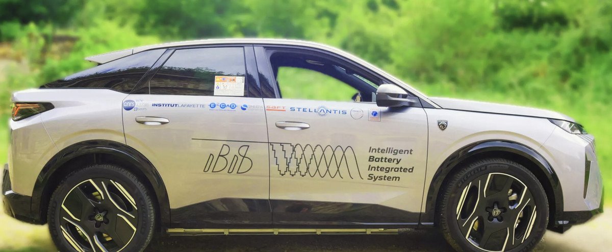 Stellantis revela bateria integrada que corta 40 kg e amplia potência do Peugeot E-3008 - Imagem do artigo