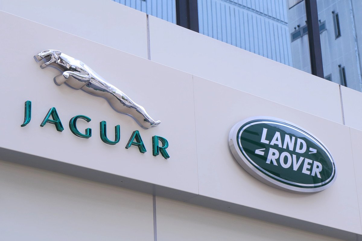 Governo britânico libera empréstimo de R$ 10 bilhões para Jaguar Land Rover após ciberataque paralisar fábricas - Imagem do artigo