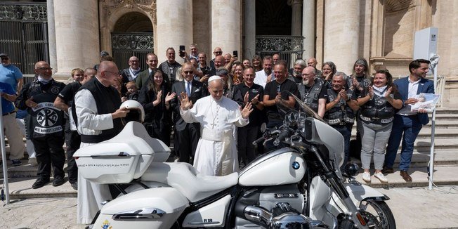 Moto BMW abençoada pelo Papa Leão XIV é leiloada por 130 mil euros - Imagem do artigo