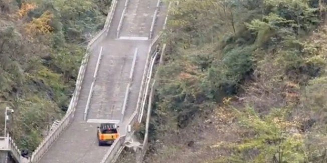 SUV Fulwin X3L derrapa em escadaria na China durante teste da Chery - Imagem do artigo