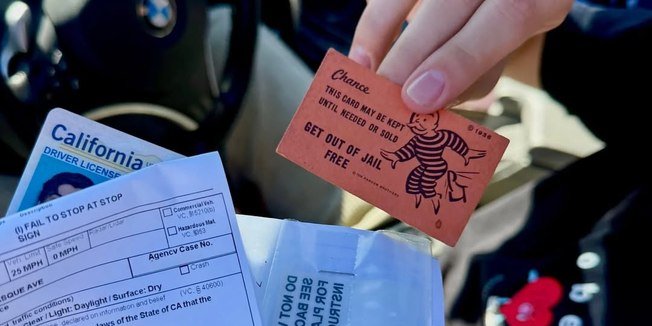 Motorista apresenta carta “Saia da Cadeia Livre” para escapar de multa nos EUA - Imagem do artigo