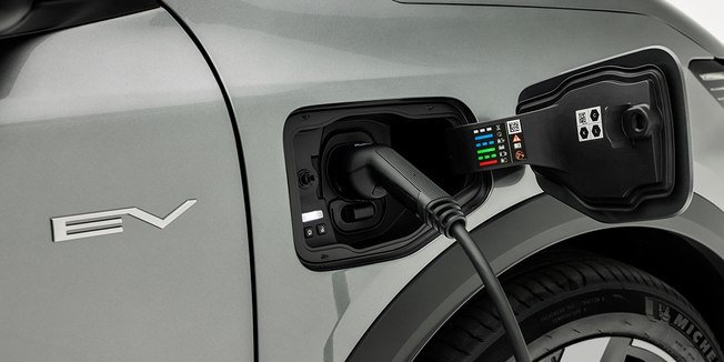 Reino Unido avalia cobrar tarifa por quilômetro rodado de carros elétricos a partir de 2028 - Imagem do artigo