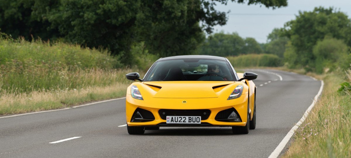 Lotus Emira aposta em leveza e potência para alcançar 0 a 100 km/h em 4 s - Imagem do artigo