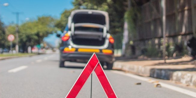 Triângulo e pisca-alerta seguem obrigatórios em panes e acidentes, reforça CTB - Imagem do artigo