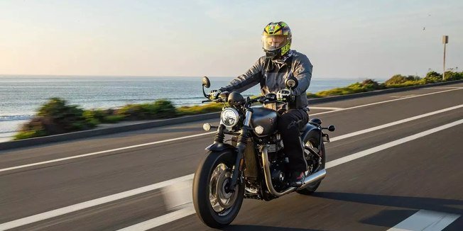Triumph revela Bonneville Bobber 2026 com pacote eletrônico ampliado - Imagem do artigo